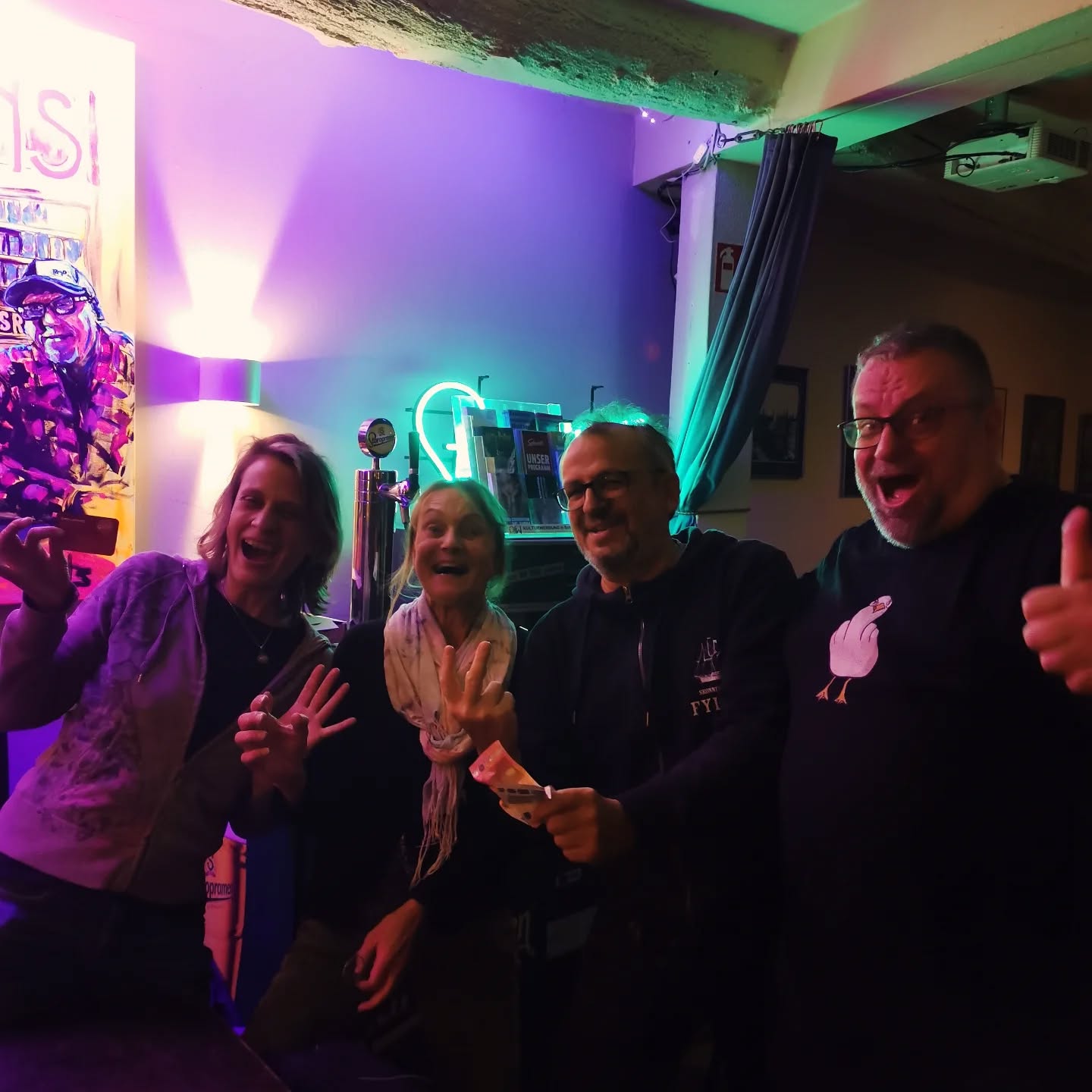 Letztes mal den Tagessieg @hochwasserbarbistro geholt und den Jackpot geknackt:

Quizzlybärchen

Glückwunsch und auf ein neues